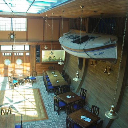 Hotel Marina Hermanuv Mestec エクステリア 写真