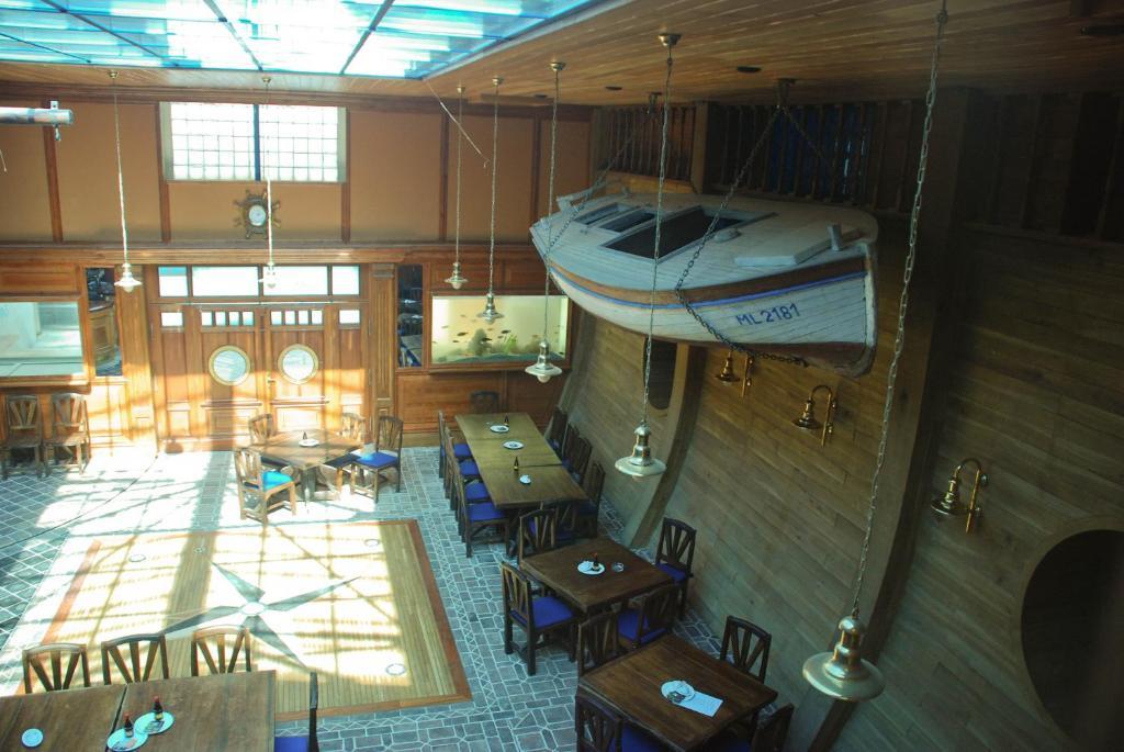 Hotel Marina Hermanuv Mestec エクステリア 写真