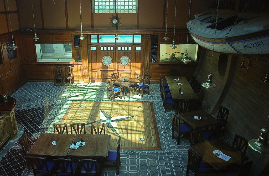 Hotel Marina Hermanuv Mestec エクステリア 写真