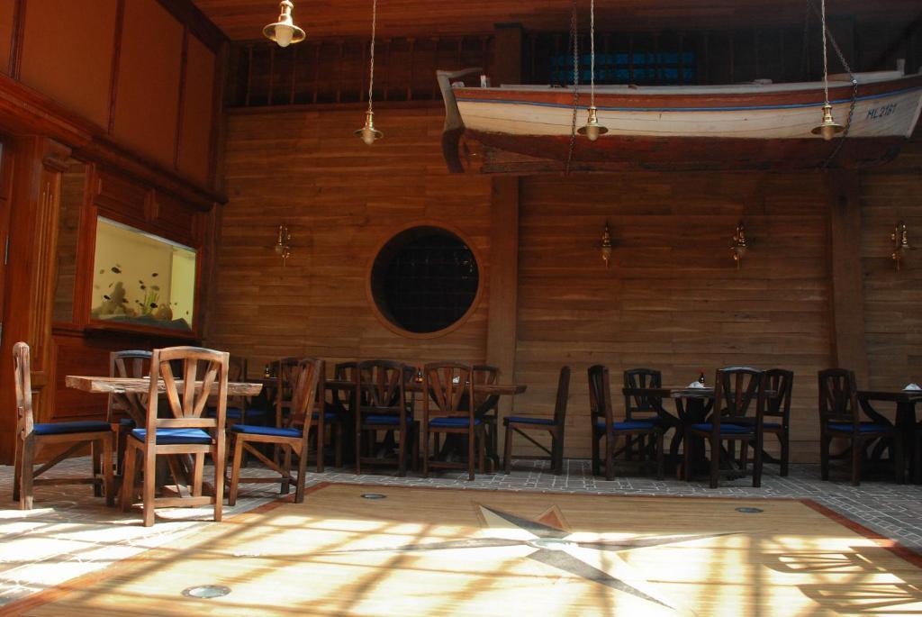 Hotel Marina Hermanuv Mestec エクステリア 写真